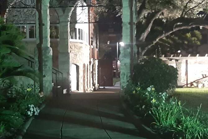 Al's Ghost tour : a small group experience - Food, drinks, and local tips after the walk