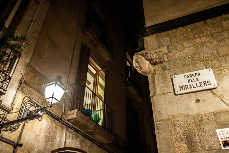 Barcelona: Dark History Night Walking Tour - A guide-led evening, not a self-guided stroll