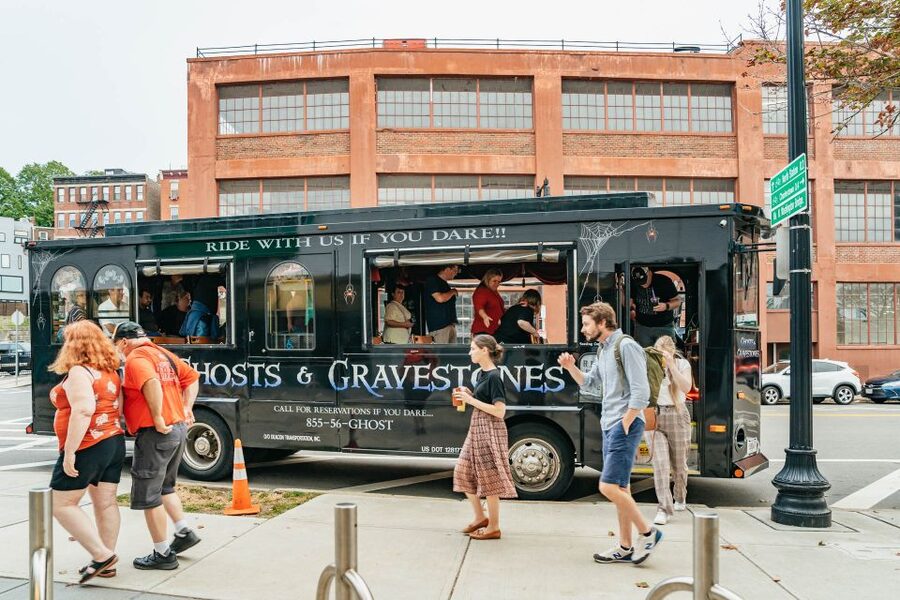 Boston: 1.5-Hour Ghosts and Gravestones Tour - Why the guides matter so much