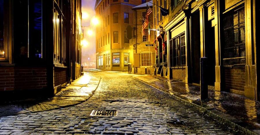 Boston: Haunted Pub Crawl of Historic Pubs and Taverns - How the guides shape the evening