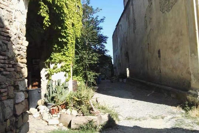 Bussana: a ghost village saved by art - Entering the pedestrian lanes of Bussana Vecchia