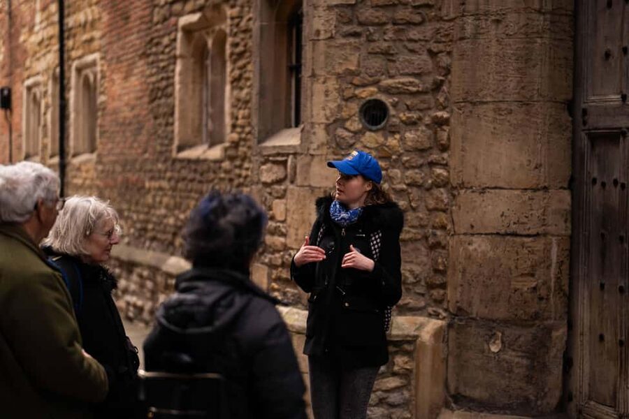 Cambridge: Alumni-Led University Ghost Tour - Weather, footwear, and access