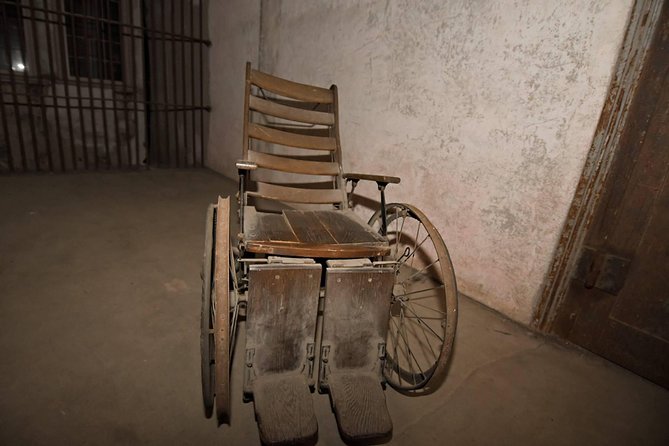 Charleston Haunted Jail Night-Time Walking Tour with Admission to Old City Jail - How much the guide shapes the night