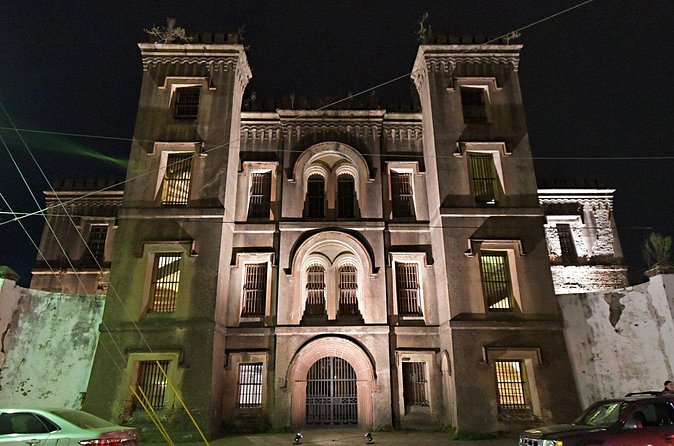 Charleston Haunted Jail Night-Time Walking Tour with Admission to Old City Jail - Who should choose this tour