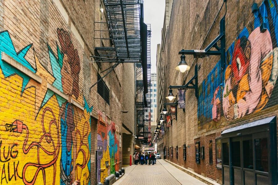 Chicago: Gangsters and Ghosts Guided Walking Tour - The guide makes or breaks the experience