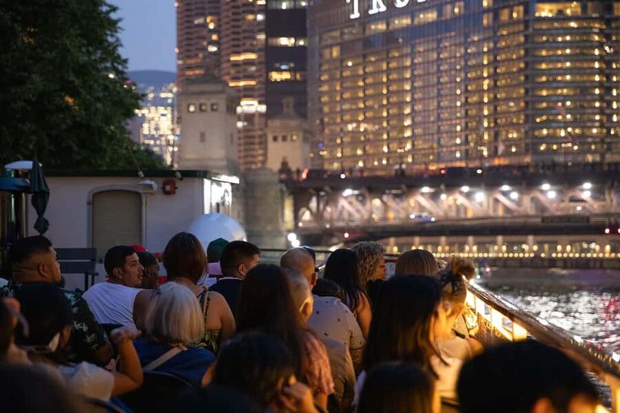 Chicago: Historic Gangsters & Ghosts Night Cruise - Finding Mercury at Michigan and Wacker