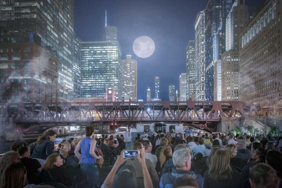 Chicago: Historic Gangsters & Ghosts Night Cruise - Twilight views of Chicago’s best-known buildings