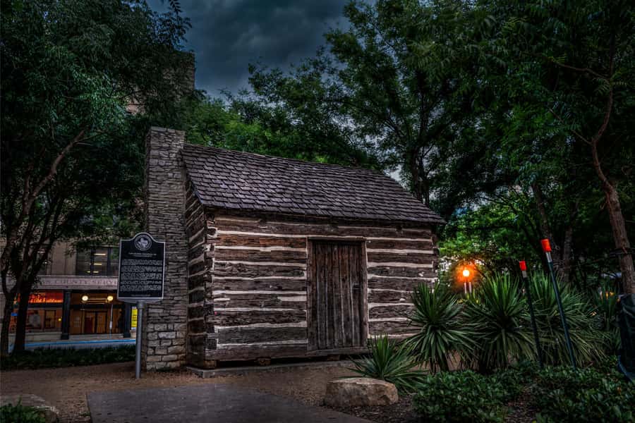 Dallas: Historic West End Ghost Walking Tour - Why Dallas works so well after dark