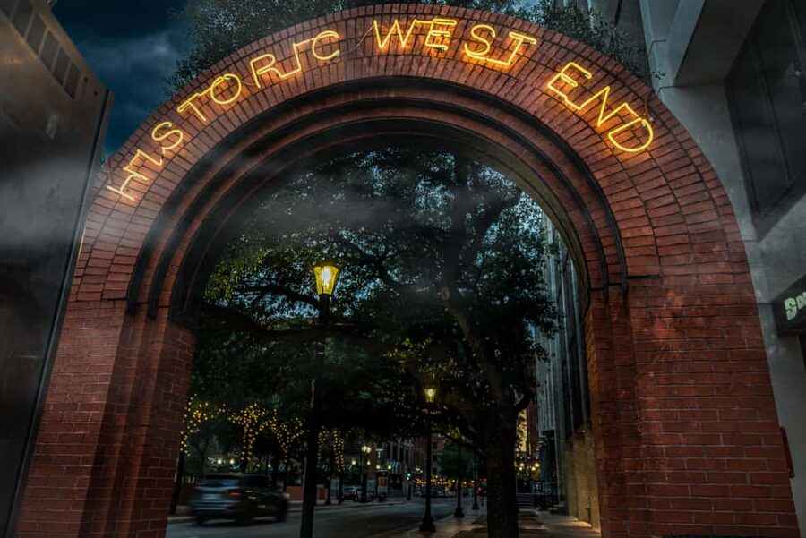 Dallas Spirits & Spirits Haunted Pub Crawl - Who will enjoy this Dallas pub crawl?