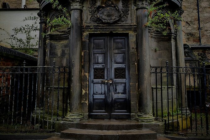 Dark History and Ghost Tour of Edinburgh - Advocates Close and the power of a narrow lane