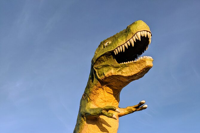 Dinosaurs, Canyons & Ghost Towns: Ultimate Drumheller Day Tour - Small groups and the guide’s role