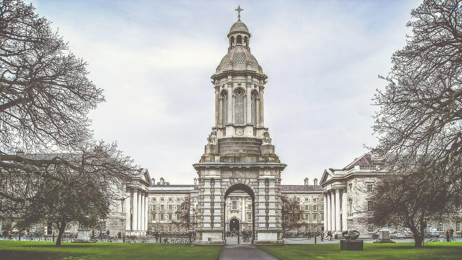 Dublin walking tour: ghosts & haunted places - Four Courts, Dublin Castle, and Trinity College