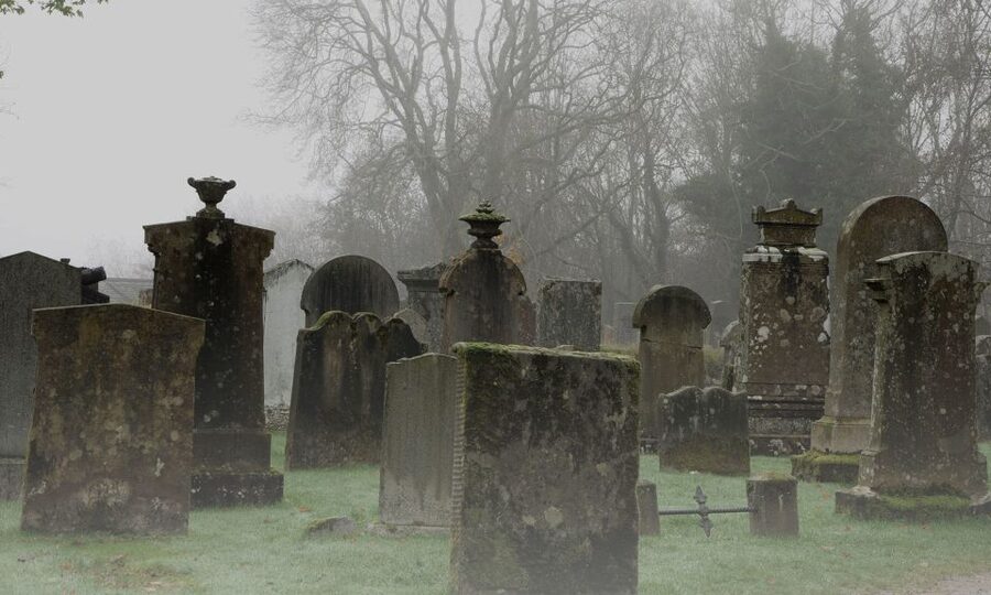 Edinburgh: 2-Hour Ghost Tour in Italian - St. Giles’ Cathedral and the first Old Town stories