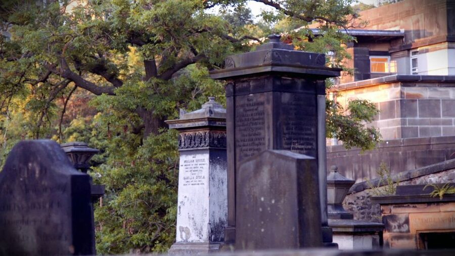 Edinburgh: 2-Hour Ghost Tour in Spanish - Who should book this Spanish ghost tour
