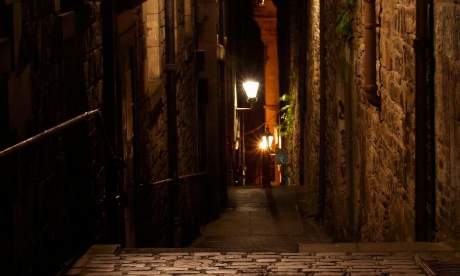 Edinburgh: 2-Hour Ghost Tour in Spanish - Why Edinburgh works so well for a ghost walk