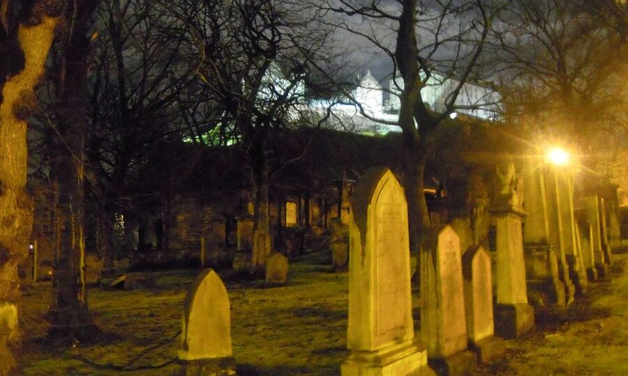 Edinburgh: 2-Hour Ghost Tour in Spanish - Cemetery stories and David Hume’s tomb