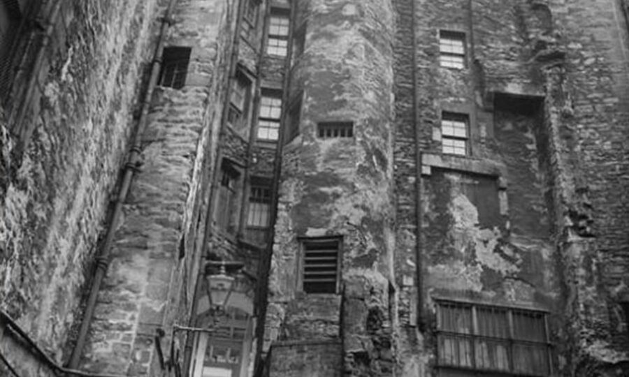 Edinburgh: 2-Hour Ghost Tour in Spanish - Calton Hill and Edinburgh after sunset