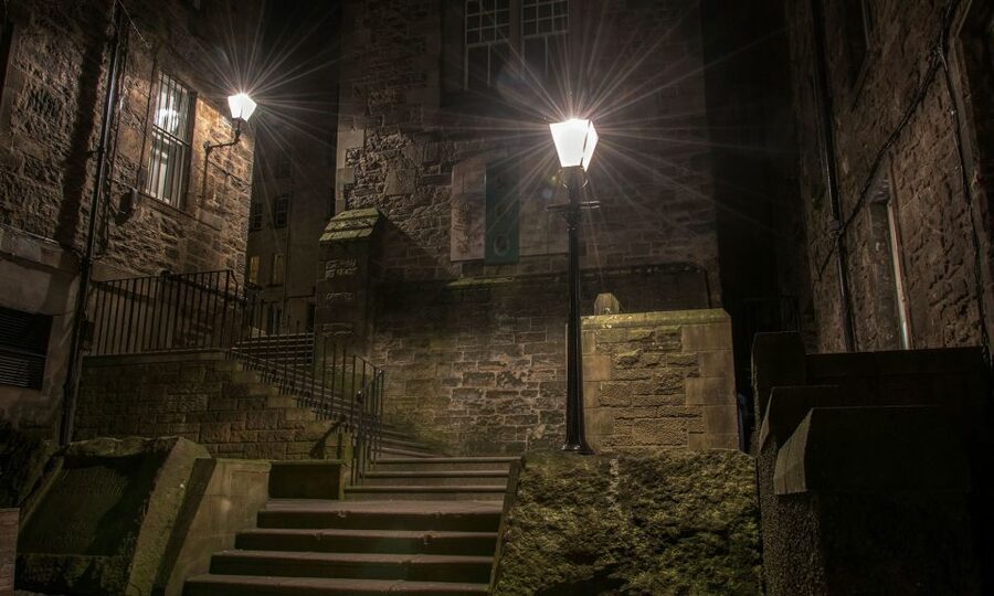 Edinburgh: 2-Hour Ghost Tour in Spanish - Clothing, comfort, and the night-time setting
