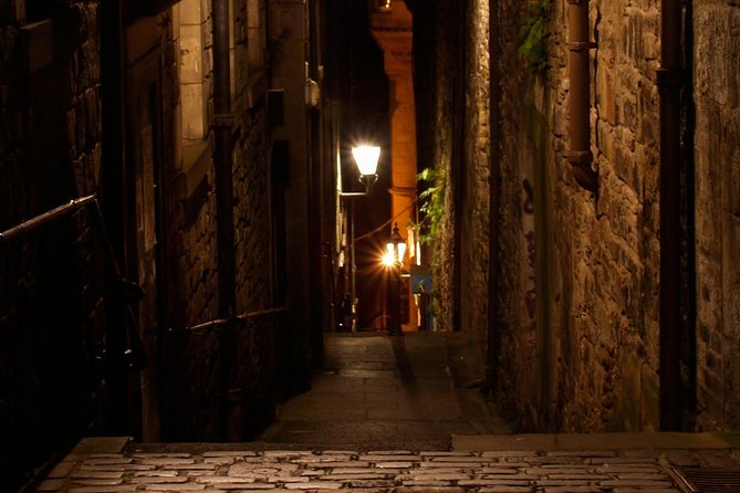 Edinburgh 2 Hour Nighttime Ghost Tour Italian Tour Guide - Greyfriars and the route variation to watch