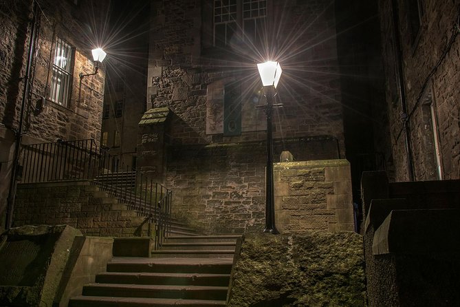 Edinburgh 2 Hour Nighttime Ghost Tour Italian Tour Guide - Daylight can change the ghostly mood