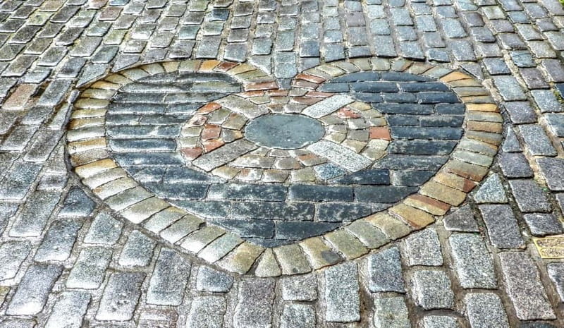 Edinburgh: Dark History Royal Mile Walking Tour - Reading the Royal Mile beyond its grand façades