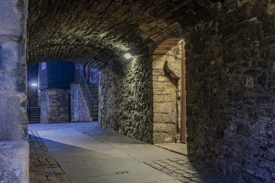 Edinburgh: Dark Secrets of the Old Town Ghost Walking Tour - Witch trials, warlocks, and the cost of superstition