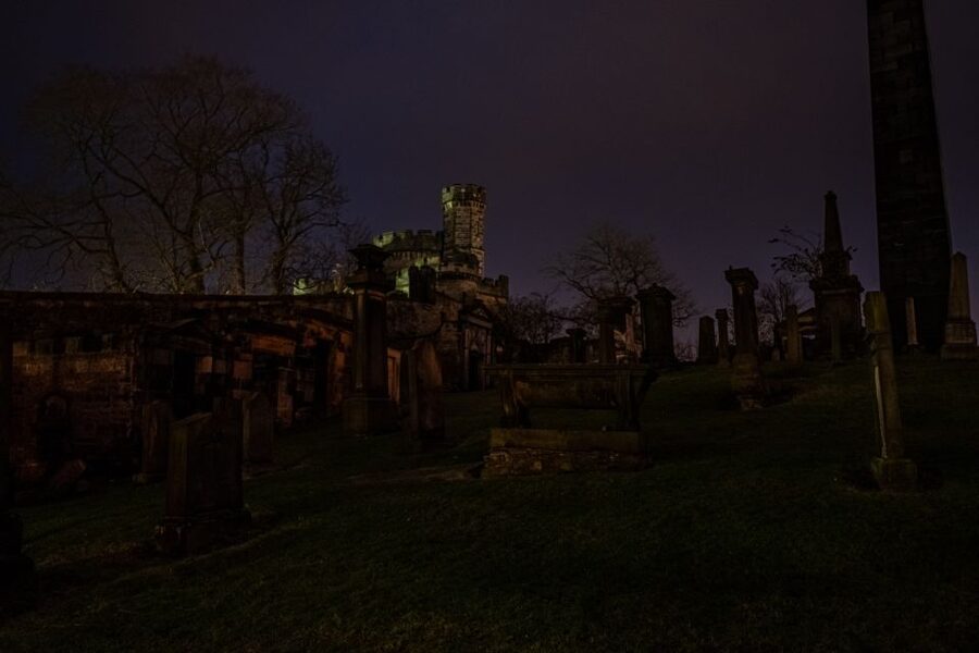 Edinburgh: Dark Secrets of the Old Town Ghost Walking Tour - The Black Death and medieval medical beliefs