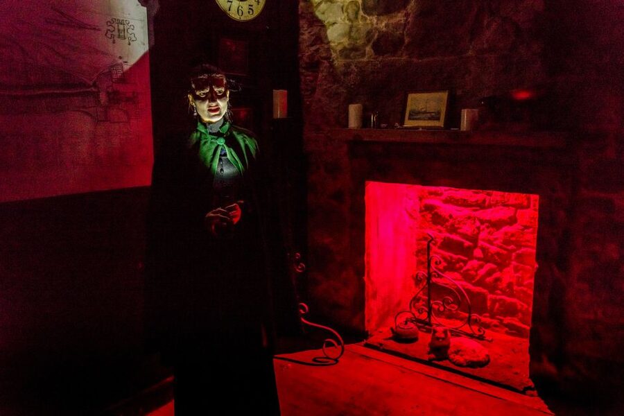 Edinburgh: Evening Underground Ghost Tour - Greyfriars Kirkyard in the dark