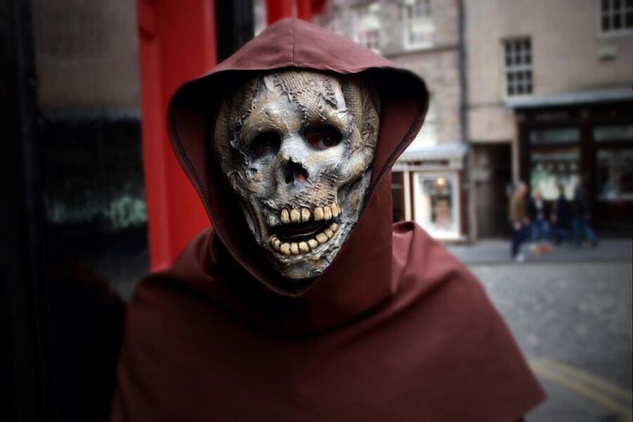 Edinburgh Ghosts & Gore Walking Tour - Through closes, courtyards, and the old Royal Mile