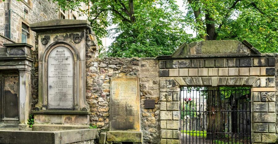 Edinburgh: Haunted Underground Vaults and Graveyard Tour - A 90-minute walk through Edinburgh’s darker side