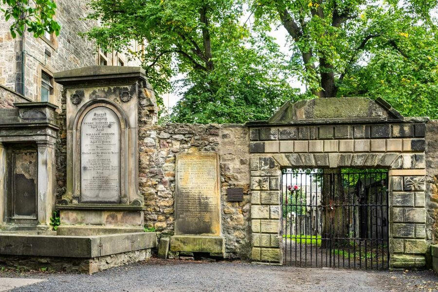 Edinburgh: Haunted Underground Vaults and Graveyard Tour - Meeting at 300 Lawnmarket