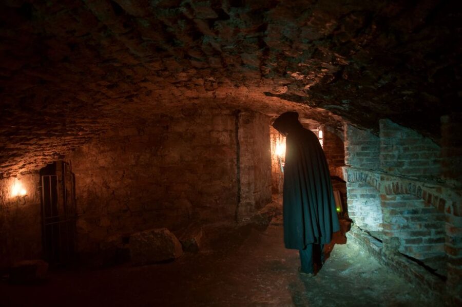 Edinburgh: Multi-Sensory Haunted Underground Tour - How much entertainment comes from the guides