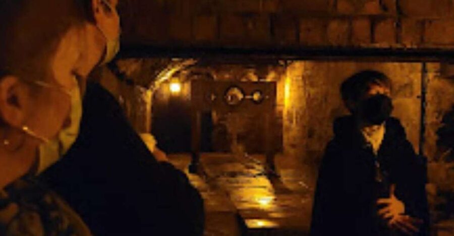 Edinburgh: Old Town and Underground Ghost Tour - Starting on the Royal Mile
