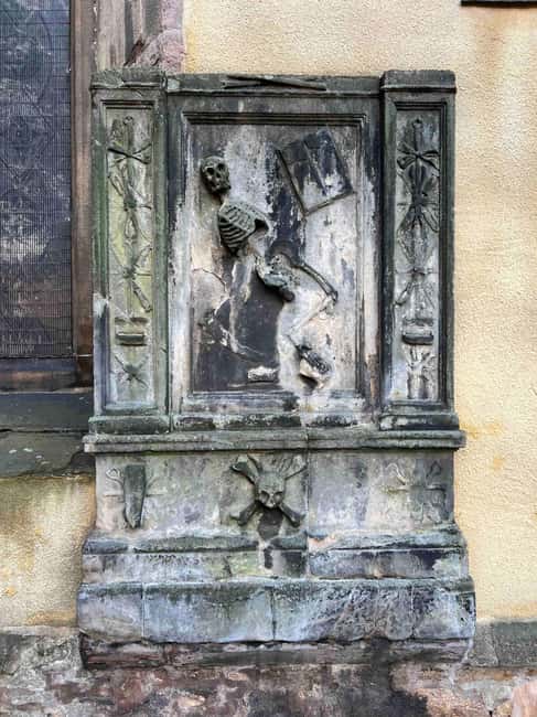 Edinburgh's Dark History Walking Tour - The upper Royal Mile and its grim close-ups