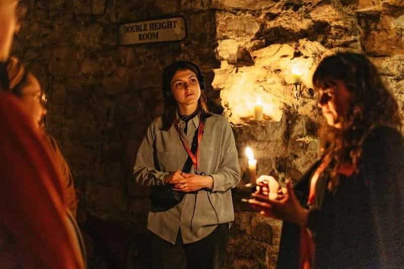 Edinburgh: Underground Vaults Evening Ghost Tour with Whisky - How the guides shape the experience