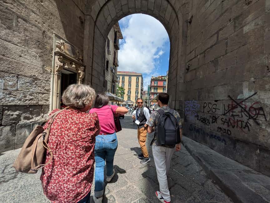 Esoteric Naples: Secrets, Ghosts & Street Food Tour - Pizza a portafoglio: the practical Naples food stop