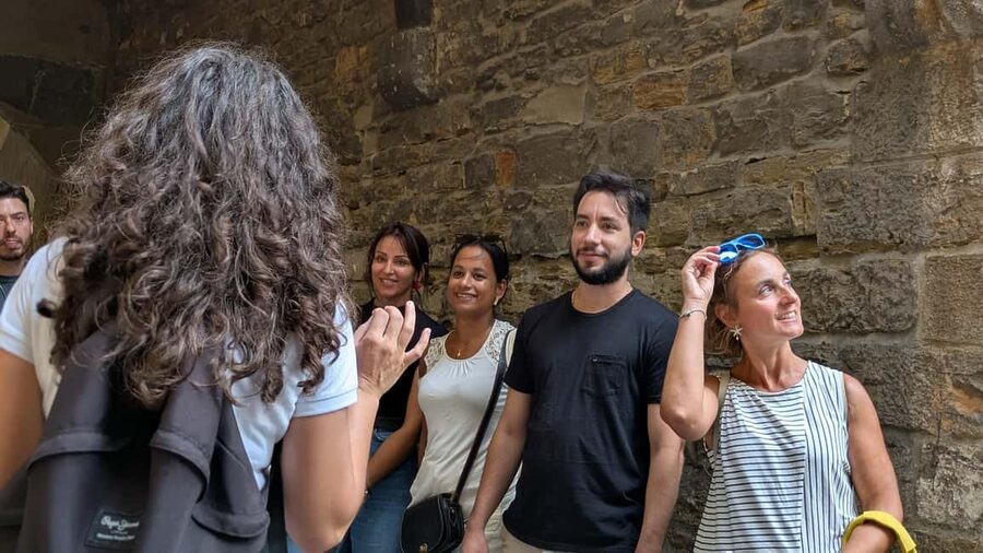 Florence Crimes, Murders & Ghosts Walking Tour with Tastings - Via dei Calzaiuoli and a quieter passage