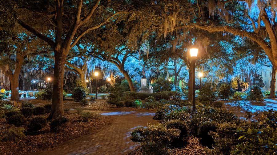 Fraidy Cat Ghost Tour - Family Fun in Haunted Savannah - Oglethorpe Square and the final return