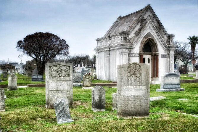 Galveston's Haunted Cemetery Walking Tour - A history tour first, a ghost tour second