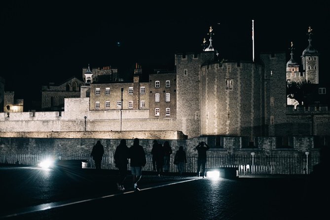 Ghost, Ghouls and Gallows Tour : Guided Tour with Boat Ride - Meeting your guide near Green Park