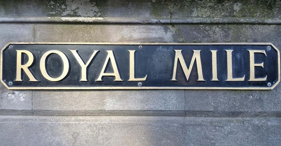 Ghost Tour in Edinburgh - Following the Royal Mile through old Edinburgh