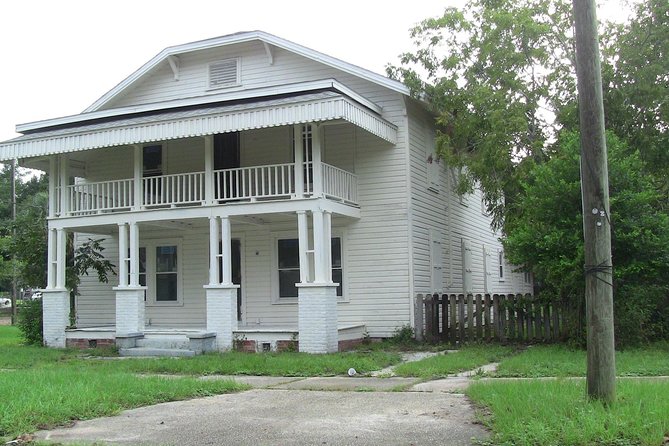 Ghosts and Graveyard Tour of Pensacola - The funeral home start sets a macabre tone