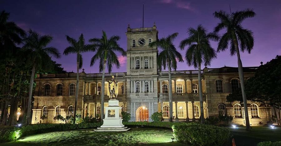 Honolulu: Downtown Ghostly Night Marchers Walking Tour - Meeting the Ghost Guy at the King Kamehameha Statue