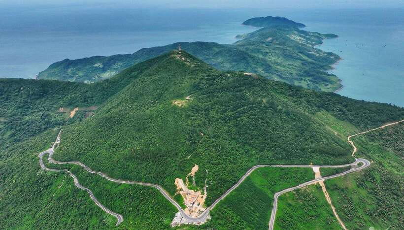 Hue : Private Car to Hoi An via HaiVan pass & City of Ghosts - Hai Van Pass, bunkers, and the best views from the road