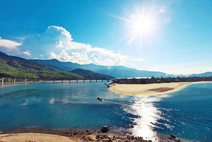 Hue : Private Car to Hoi An via HaiVan pass & City of Ghosts - The private car, driver, and group experience