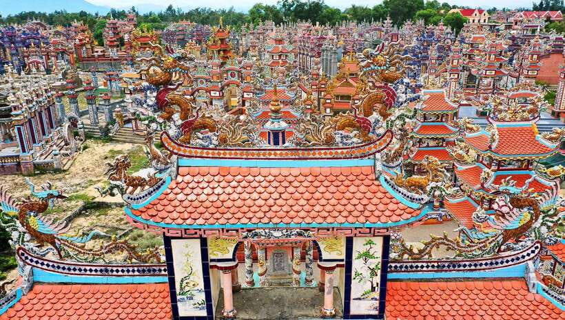 Hue : Private Car to Hoi An via HaiVan pass & City of Ghosts - Starting in Hue and heading toward An Bang Cemetery
