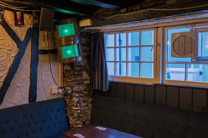 Ilfracombe Harbour: Ghost Tour - Meeting the guide outside the George & Dragon