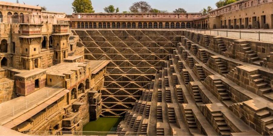 Jaipur: Haunted Bhangarh Fort and Abhaneri Stepwell Day Trip - What the private car adds to the day