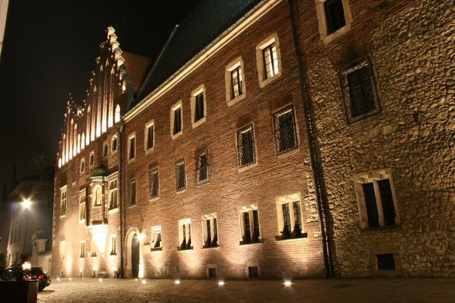 Krakow: Evening Walking Tour with Spooky Stories - The Vistula River and Krakow’s legendary dragon