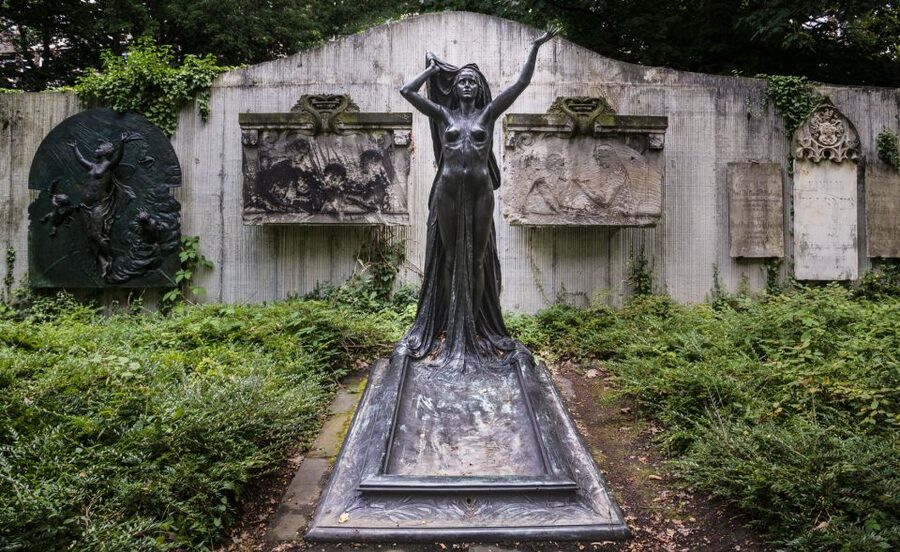 Leipzig Old Cemetery: 75-Minute Dark History Tour - What the Old Johannisfriedhof adds to the tour